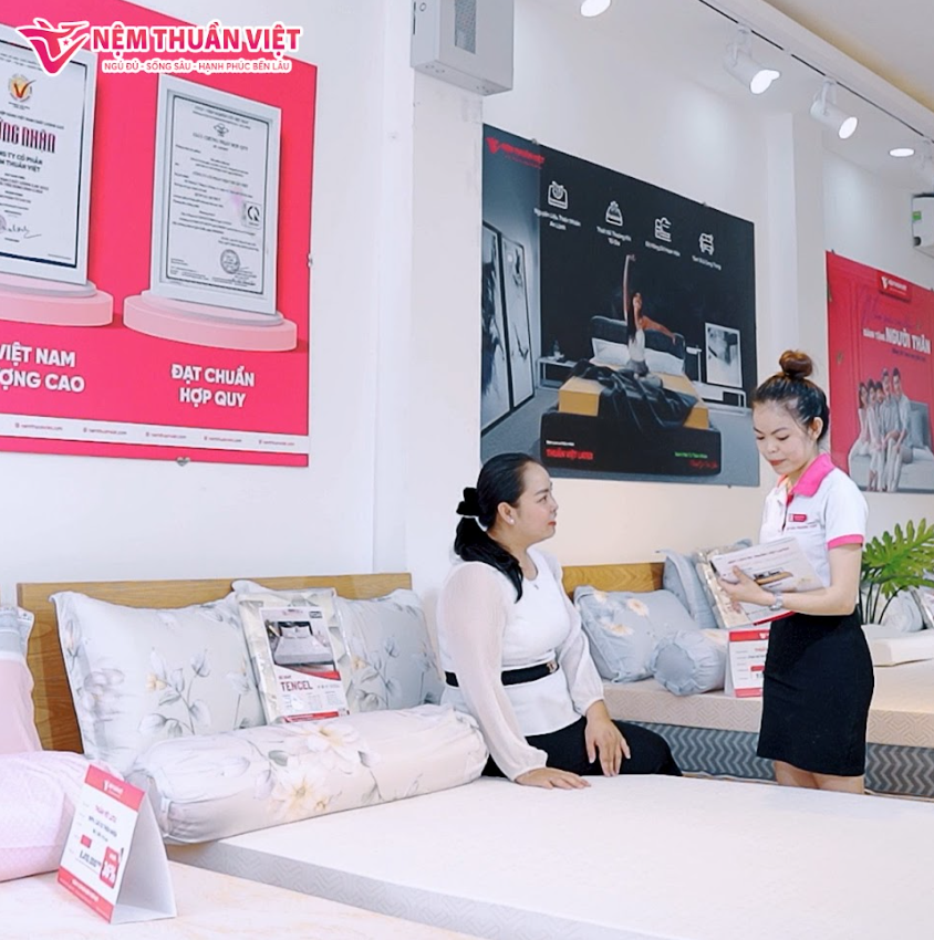 Nhân viên tư vấn tận tình với khách hàng