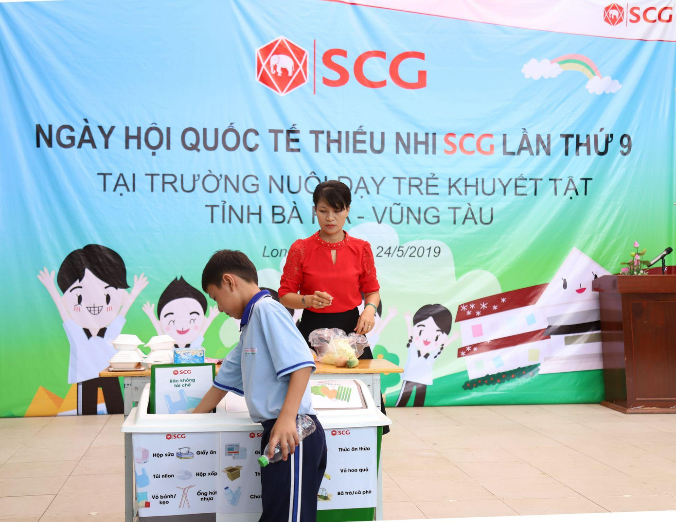 Tập đoàn SCG trao tặng bộ thùng rác phân loại nhằm giáo dục tư duy bảo vệ môi trường cho các học sinh tại trường.