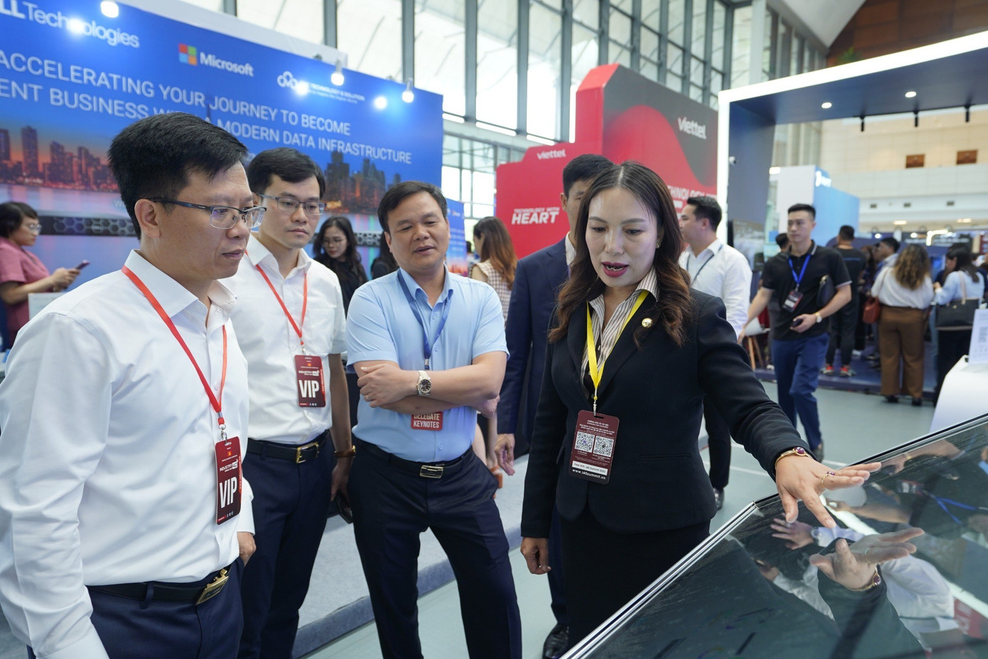 Tổng Giám đốc MISA Đinh Thị Thúy giới thiệu với các khách mời về các giải pháp của MISA