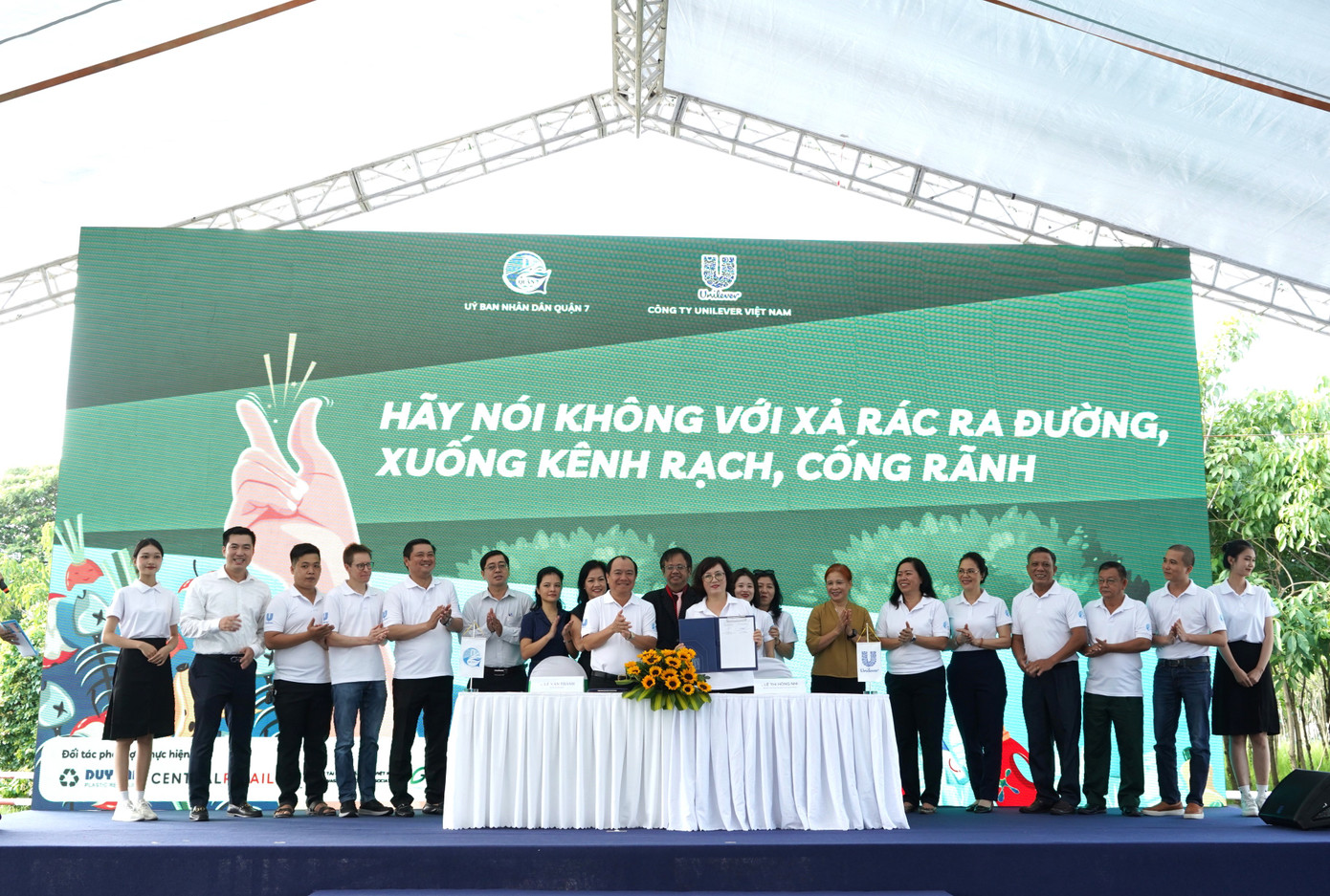 Đại diện Unilever Việt Nam và UBND Quận 7 ký kết bản ghi nhớ chương trình hợp tác “Phân loại, thu gom và tái chế rác thải nhựa theo mô hình Kinh tế tuần hoàn” (Ảnh: Unilever).