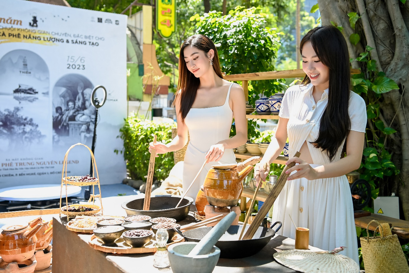 Hoa hậu Lương Thùy Linh và Mai Phương trải nghiệm quy trình tạo tác cà phê năng lượng tại Thế giới cà phê Trung Nguyên Legend số 07 Nguyễn Văn Chiêm (Quận 1, Tp. HCM). Hoa hậu Lương Thùy Linh và Mai Phương trải nghiệm quy trình tạo tác cà phê năng lượng tại Thế giới cà phê Trung Nguyên Legend số 07 Nguyễn Văn Chiêm (Quận 1, Tp. HCM).