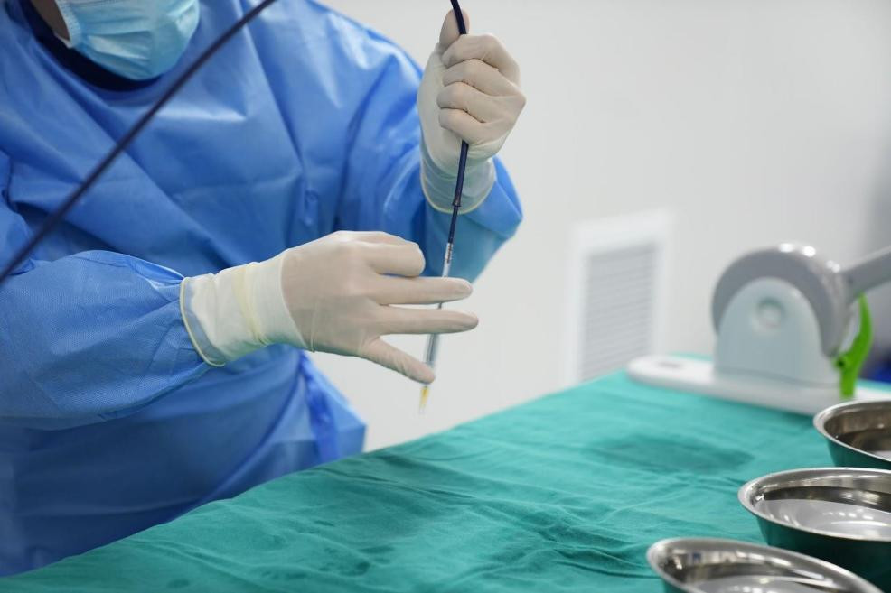 Bác sĩ chuẩn bị ống thông trước can thiệp thay van động mạch chủ qua da. Ảnh: BVĐK Tâm Anh Bác sĩ chuẩn bị ống thông trước can thiệp thay van động mạch chủ qua da. Ảnh: BVĐK Tâm Anh