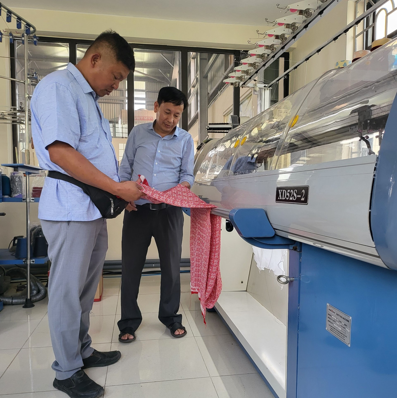 Lãnh đạo Nam Ban Silk thăm sản phẩm nghiên cứu tơ tằm của Trung Tâm Nghiên cứu Dâu Tằm Tơ Trung Ương.