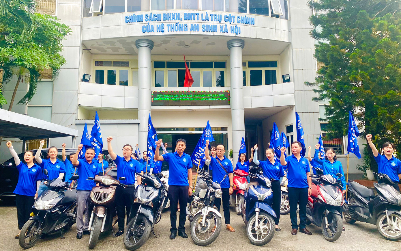 Tập thể cán bộ, nhân viên BHXH TP Hải Phòng ra quân phát triển người tham gia BHXH tự nguyện, BHYT hộ gia đình