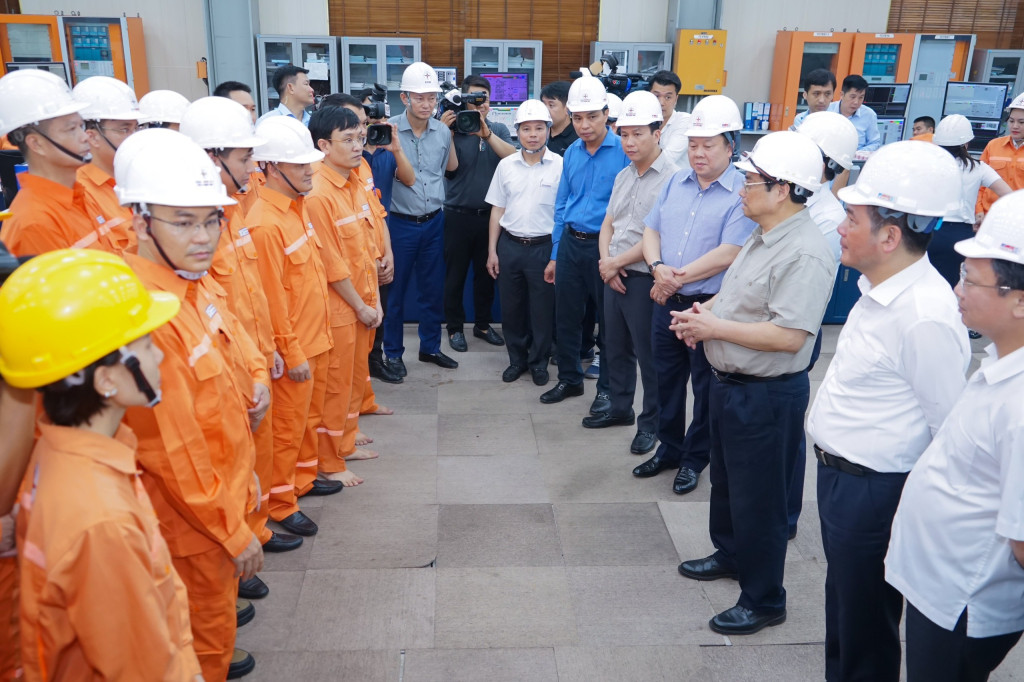 Thủ tướng Phạm Minh Chính động viên, giao nhiệm vụ cho cán bộ, công nhân, người lao động Nhà máy Nhiệt điện Quảng Ninh