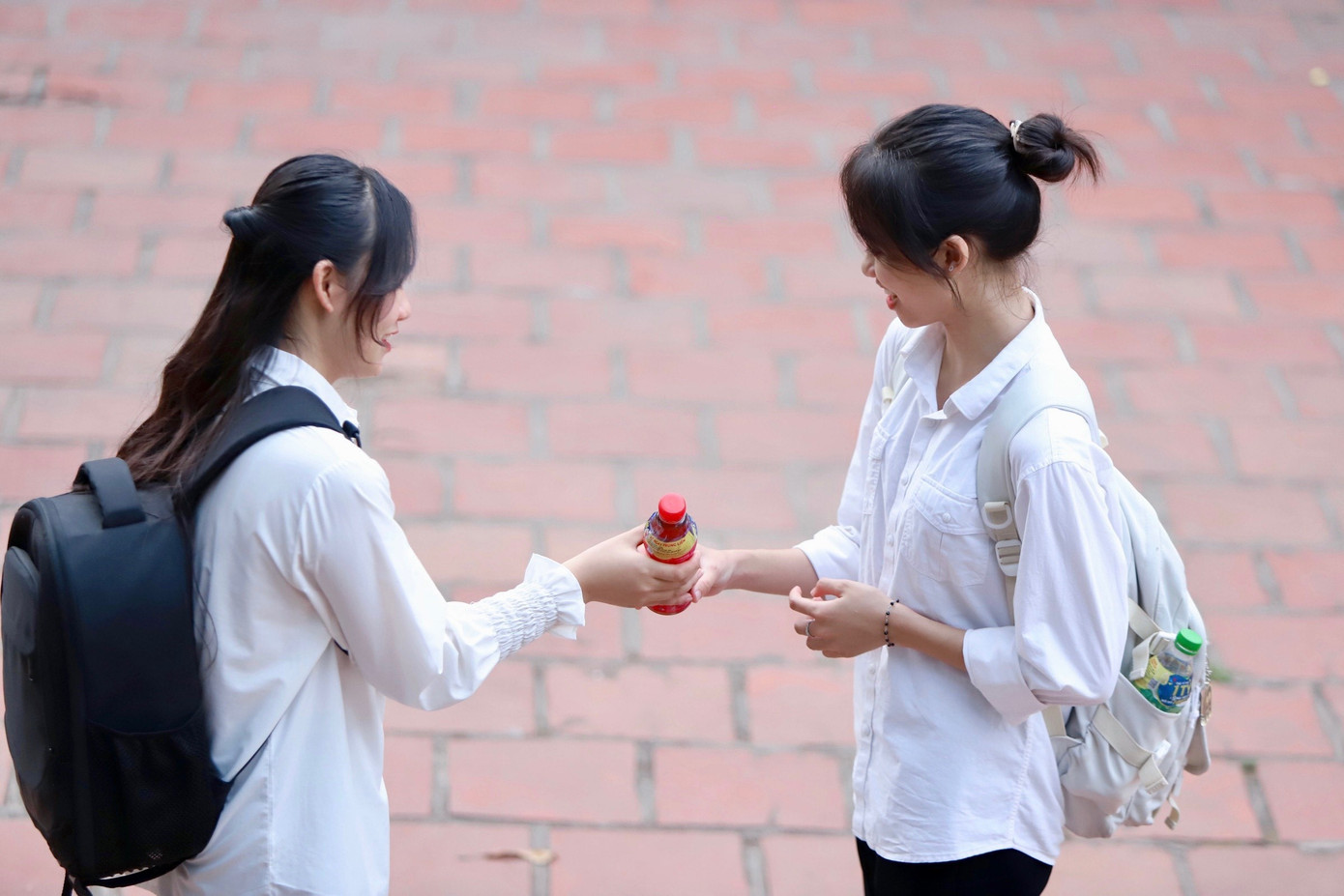 Lựa chọn trang phục thoáng mát và mang theo chai Trà thanh nhiệt Dr Thanh để bổ sung nước, thanh lọc cơ thể khỏi nóng trong người sẽ giúp ích không nhỏ cho thí sinh trong quá trình làm bài thi. Lựa chọn trang phục thoáng mát và mang theo chai Trà thanh nhiệt Dr Thanh để bổ sung nước, thanh lọc cơ thể khỏi nóng trong người sẽ giúp ích không nhỏ cho thí sinh trong quá trình làm bài thi.