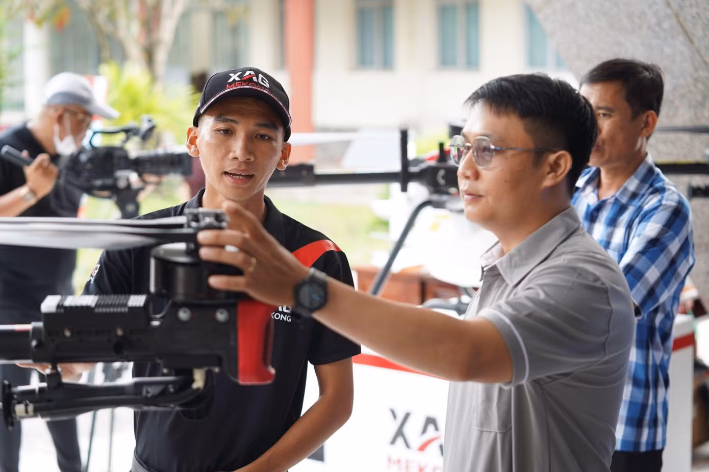 Thanh niên nông thôn được tiếp cận với những thiết bị hiện đại giúp nâng cao hiệu quả sản xuất nông nghiệp