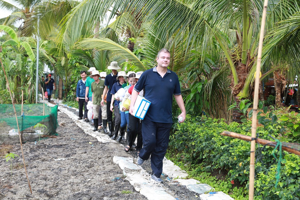 Ông Ingo Brandenburg - Tổng Giám đốc Bayer Việt Nam cùng các tình nguyện viên Bayer thăm các hộ gia đình khó khăn.