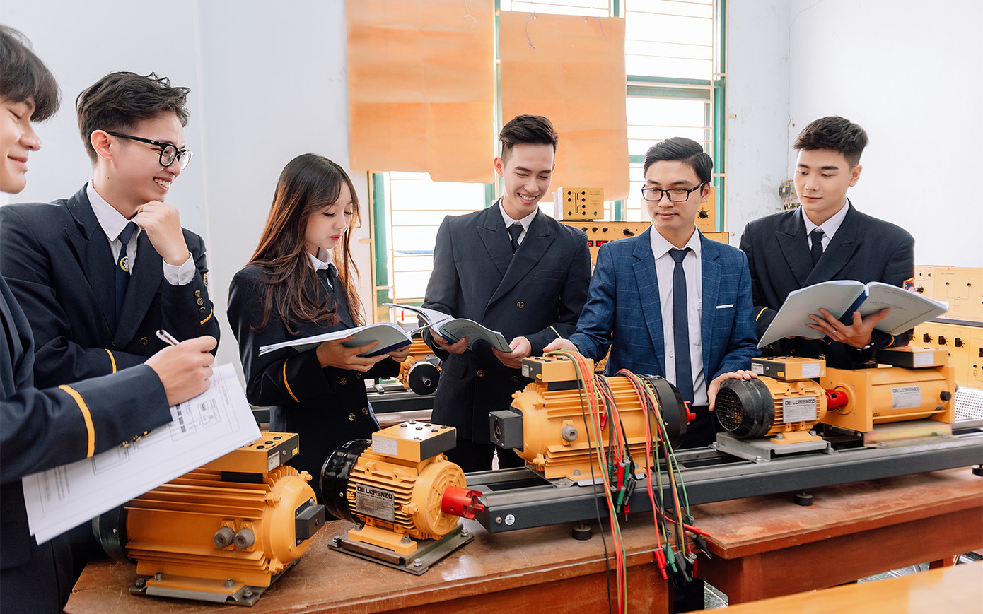 Sinh viên Đại học Hàng hải Việt Nam trong các buổi đào tạo.