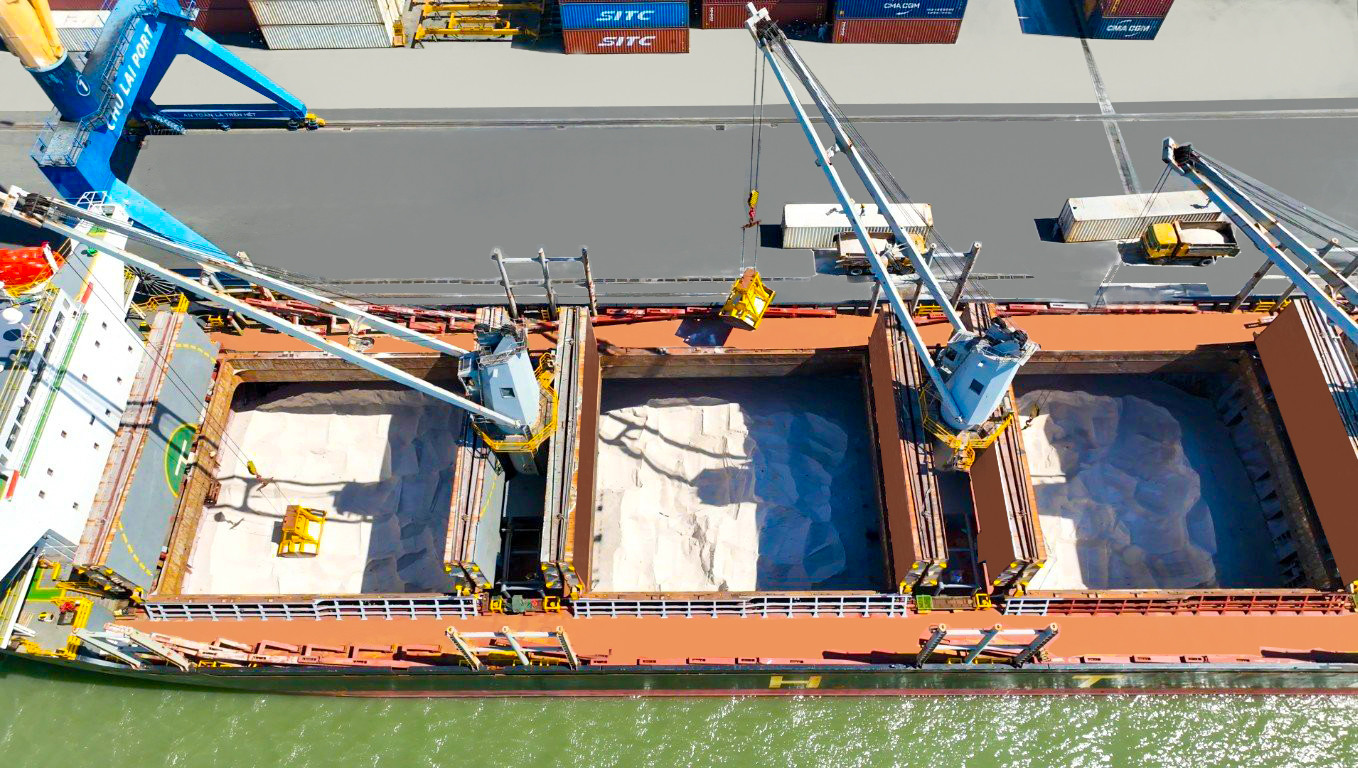 Nhiều gầu ngoạm hoạt động cùng 1 lúc giúp quá trình giải phóng hàng từ hầm tàu được nhanh chóng, dễ dàng Nhiều gầu ngoạm hoạt động cùng 1 lúc giúp quá trình giải phóng hàng từ hầm tàu được nhanh chóng, dễ dàng