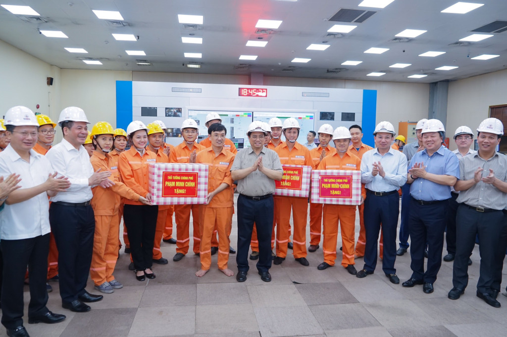 Thủ tướng Phạm Minh Chính tặng quà cho công nhân, người lao động Nhà máy Nhiệt điện Quảng Ninh.