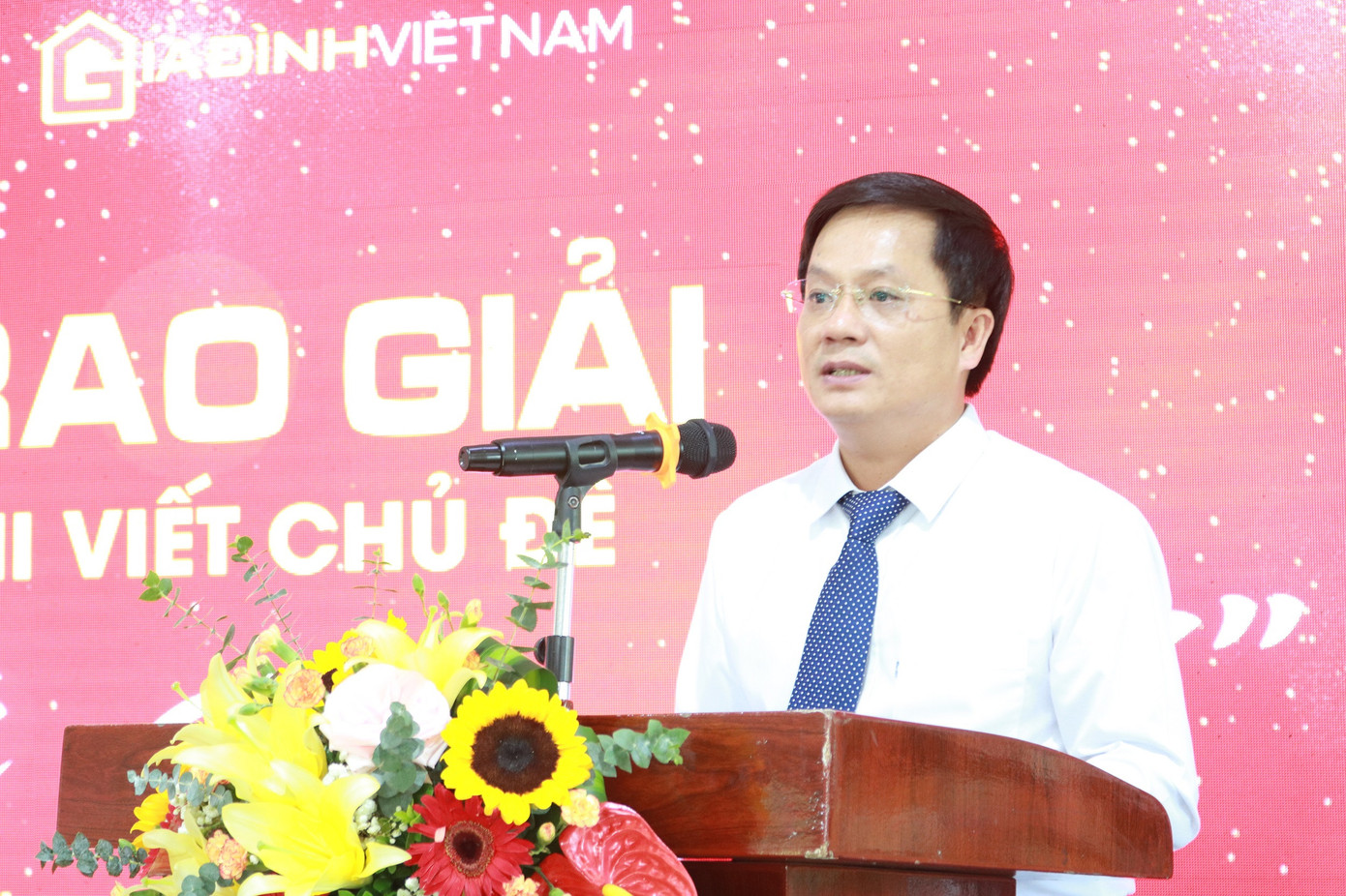 Nhà báo Hồ Minh Chiến phát biểu tại lễ tổng kết và trao giải cuộc thi viết "Cha và con gái".