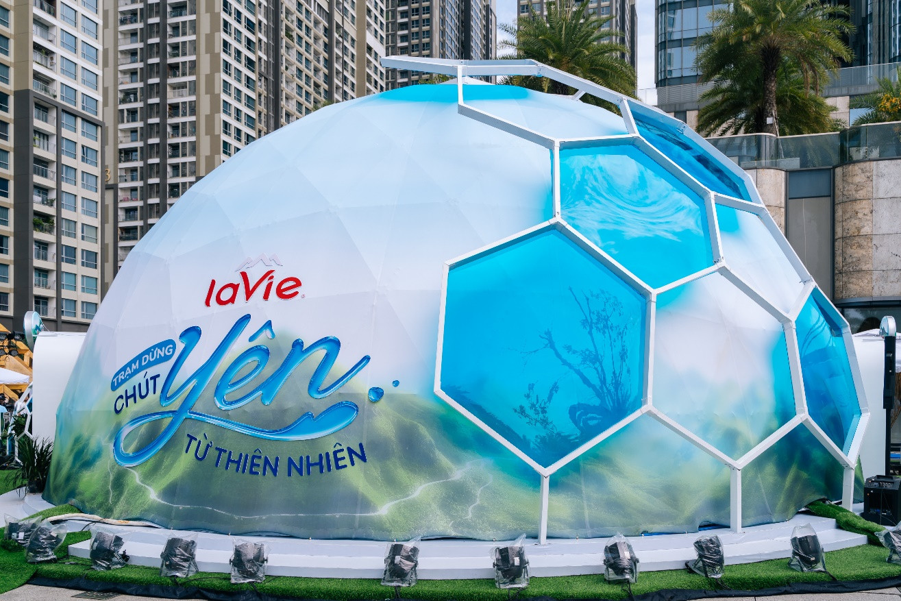 Đây chính là điểm nhấn độc đáo và “bí hiểm” khiến ai đi qua cũng phải ngoái nhìn. Quả cầu mô phỏng giọt nước chứa đựng cả một “bầu trời thiên nhiên” bên trong…đó là sự thật! Đây chính là điểm nhấn độc đáo và “bí hiểm” khiến ai đi qua cũng phải ngoái nhìn. Quả cầu mô phỏng giọt nước chứa đựng cả một “bầu trời thiên nhiên” bên trong…đó là sự thật!