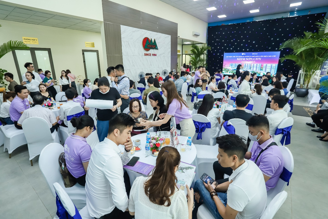 Khách hàng đã tấp nập tìm hiểu bất động sản ở Hà Nội.