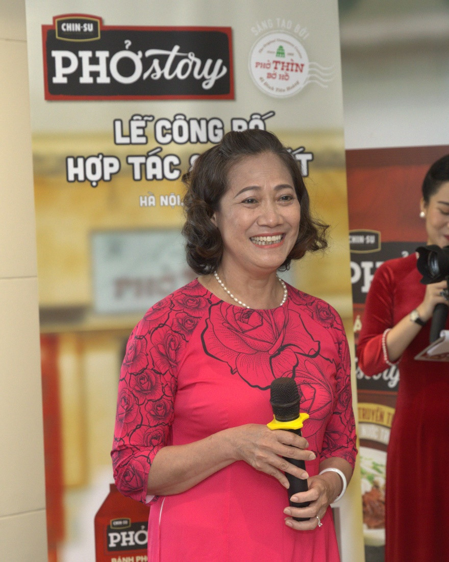 Bà Bùi Thị Thanh Nhàn, đại diện Phở Thìn Bờ Hồ chia sẻ về quyết định hợp tác ra mắt sản phẩm Phở Story tại sự kiện.