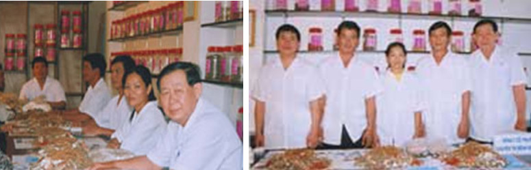 Hằng ngày, các lương y Bảo Thanh Đường tự tay trực tiếp thu hoạch, sơ chế và bào chế thuốc rất tỷ mỹ. Hằng ngày, các lương y Bảo Thanh Đường tự tay trực tiếp thu hoạch, sơ chế và bào chế thuốc rất tỷ mỹ.