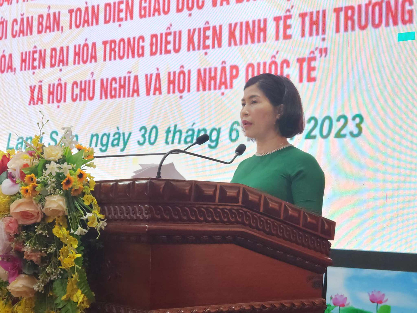 Đại diện ngành GD &amp;ĐT tỉnh, bà Hà Khánh Vân- Phó giám đốc sở tham luận. Ảnh: Duy Chiến