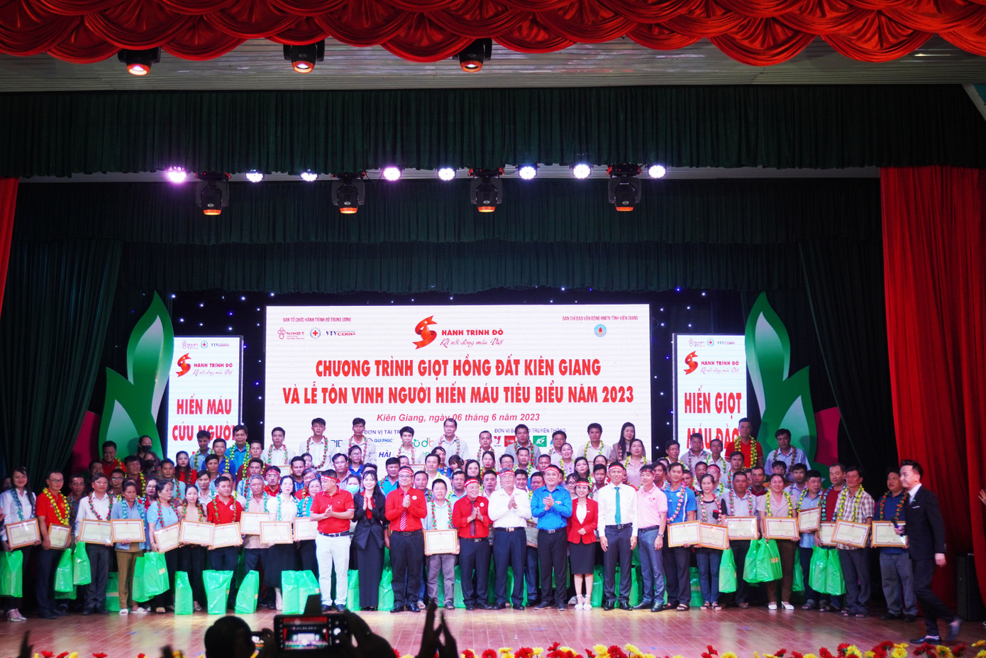 Tại chương trình Hành trình Đỏ 2023, Ban Chỉ đạo vận động hiến máu tình nguyện tỉnh Kiên Giang cùng Ban Tổ Chức Hành trình Đỏ đã tôn vinh khen thưởng cho 204 gia đình, cá nhân hiến máu tiêu. Tại chương trình Hành trình Đỏ 2023, Ban Chỉ đạo vận động hiến máu tình nguyện tỉnh Kiên Giang cùng Ban Tổ Chức Hành trình Đỏ đã tôn vinh khen thưởng cho 204 gia đình, cá nhân hiến máu tiêu.