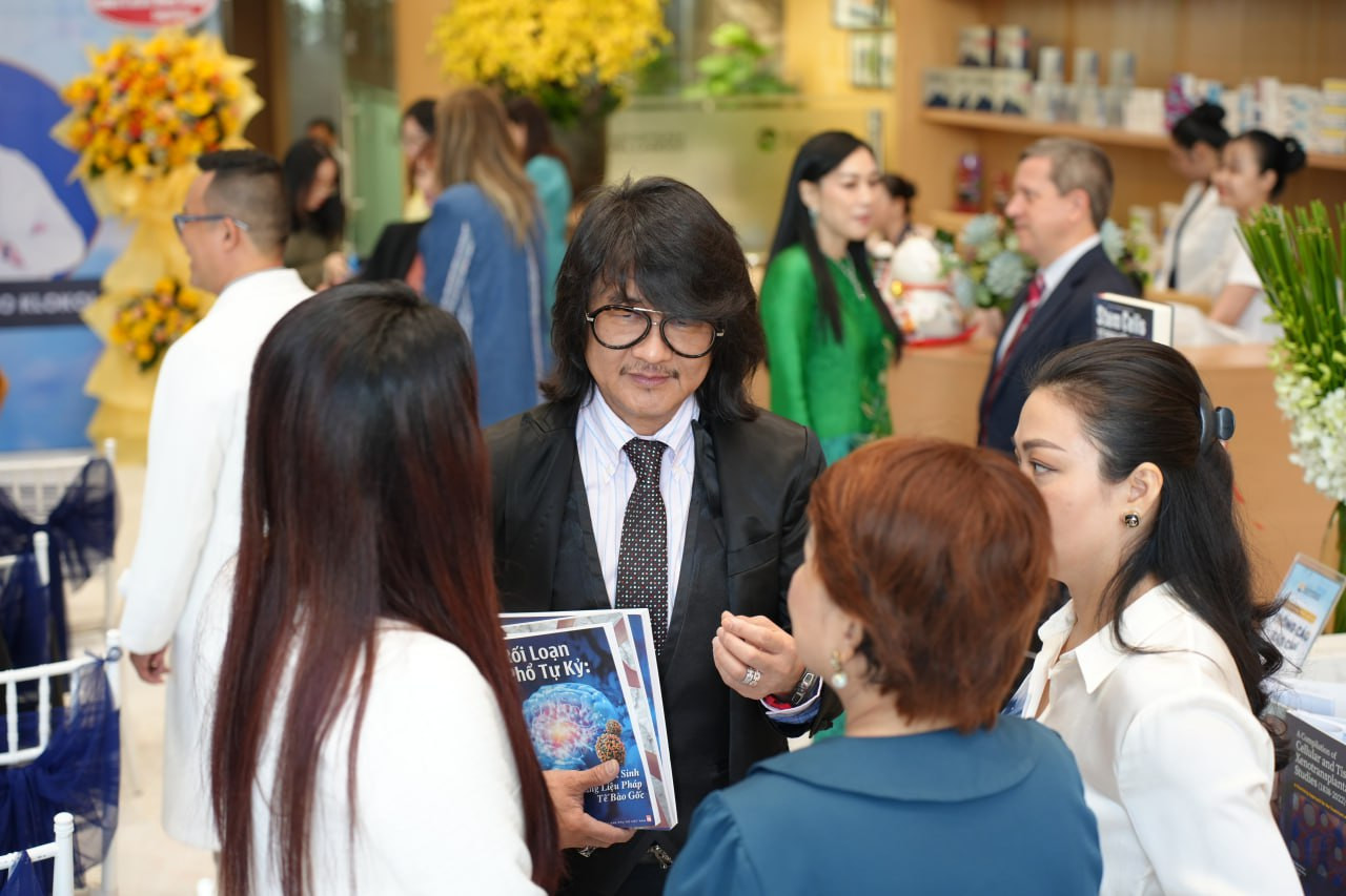 Gs.Ts. Mike Chan giao lưu cùng độc giả tại sự kiện