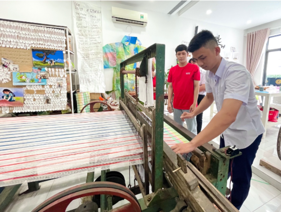 Học sinh được tham gia vào quy trình sản xuất đồ tái chế, dưới sự hướng dẫn của nhân sự từ Limloop