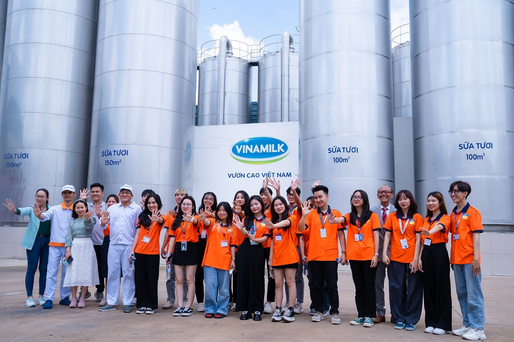 Sinh viên HUTECH trong chuyến tham quan học tập tại nhà máy Vinamilk