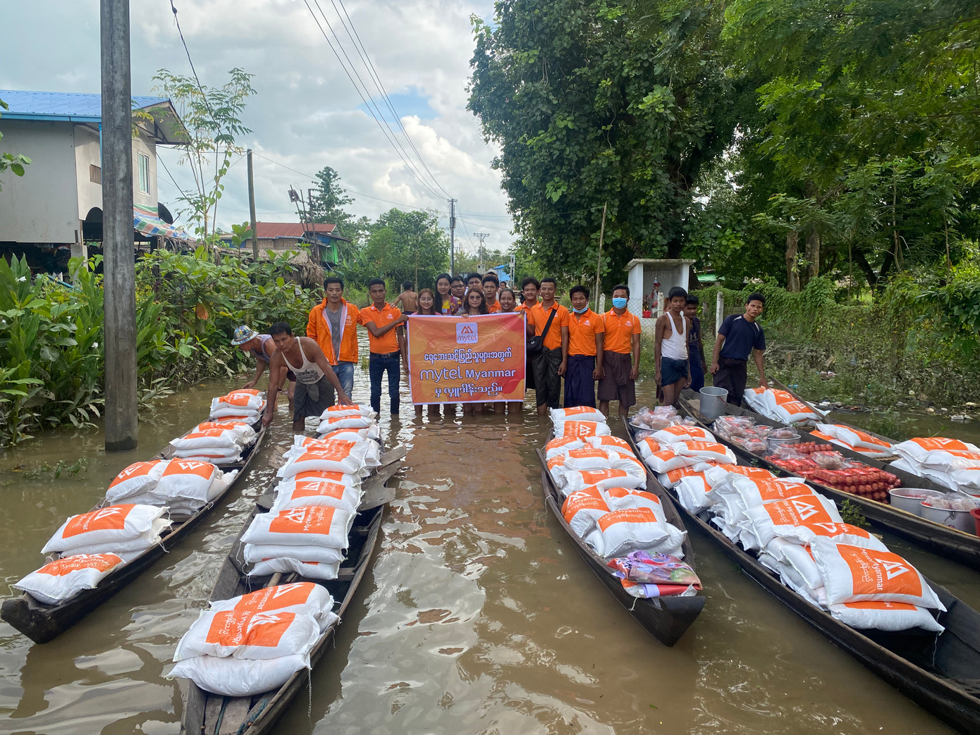 Cán bộ nhân viên Mytel hỗ trợ người dân Myanmar trong dịp bão lũ. Cán bộ nhân viên Mytel hỗ trợ người dân Myanmar trong dịp bão lũ.