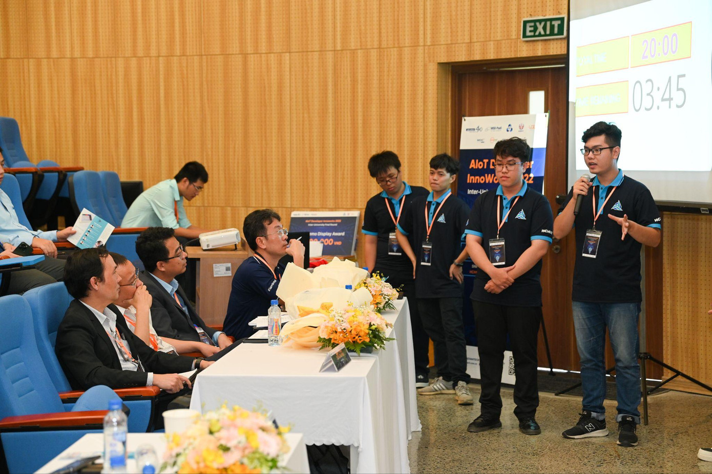 Không chỉ có giải pháp thông minh, các đội thi còn mang đến vòng chung kết liên trường phần thuyết trình sinh động và hấp dẫn và thu hút Ban Giám khảo