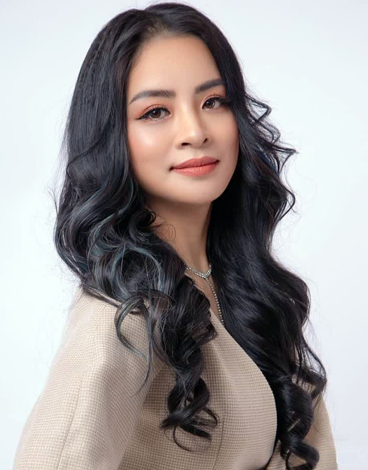 Nhà thiết kế Nguyễn Lan Anh đang đồng hành cùng sinh viên ngành Thiết kế Thời trang ĐH Duy Tân.