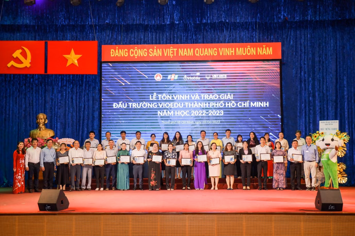 Tôn vinh, khen thưởng 36 trường học xuất sắc và 483 học sinh đạt giải Vàng sân chơi Đấu trường VioEdu