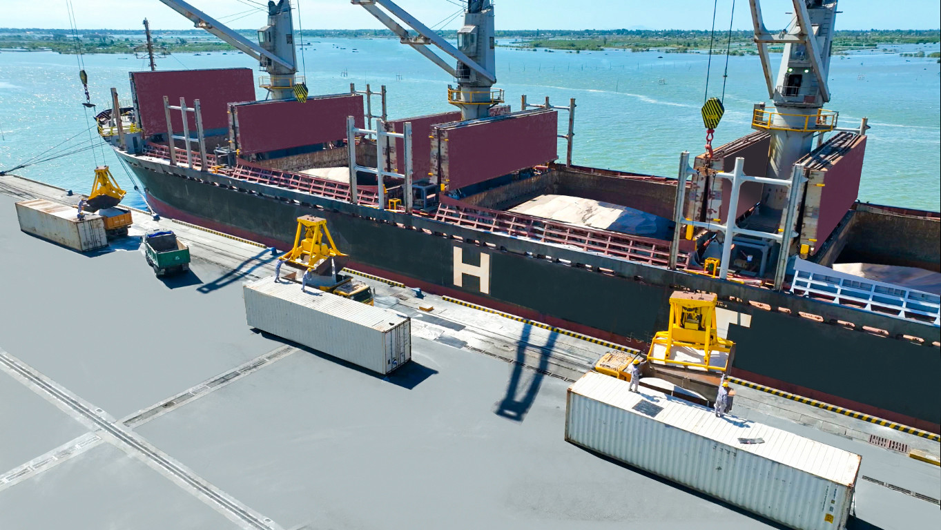 Cảng Chu Lai bố trí trang thiết bị chuyên dụng để nâng cao hiệu quả khai thác, xếp dỡ hàng hóa Cảng Chu Lai bố trí trang thiết bị chuyên dụng để nâng cao hiệu quả khai thác, xếp dỡ hàng hóa