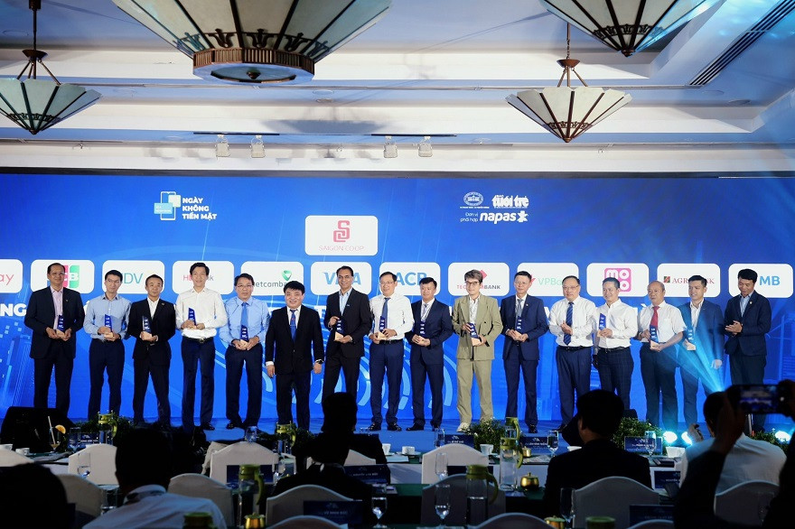 Đại diện Agribank (thứ 3 từ phải sang) nhận biểu trưng của Ban tổ chức trao tặng đơn vị đồng hành cùng chương trình Ngày không tiền mặt 2023.