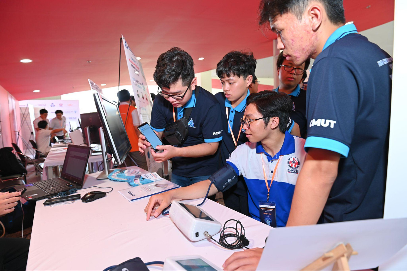 Bên ngoài sảnh là khu trưng bày giải pháp đến từ các đội thi, giúp người tham gia có thể hiểu thêm về sản phẩm trước khi nghe trình bày cụ thể.