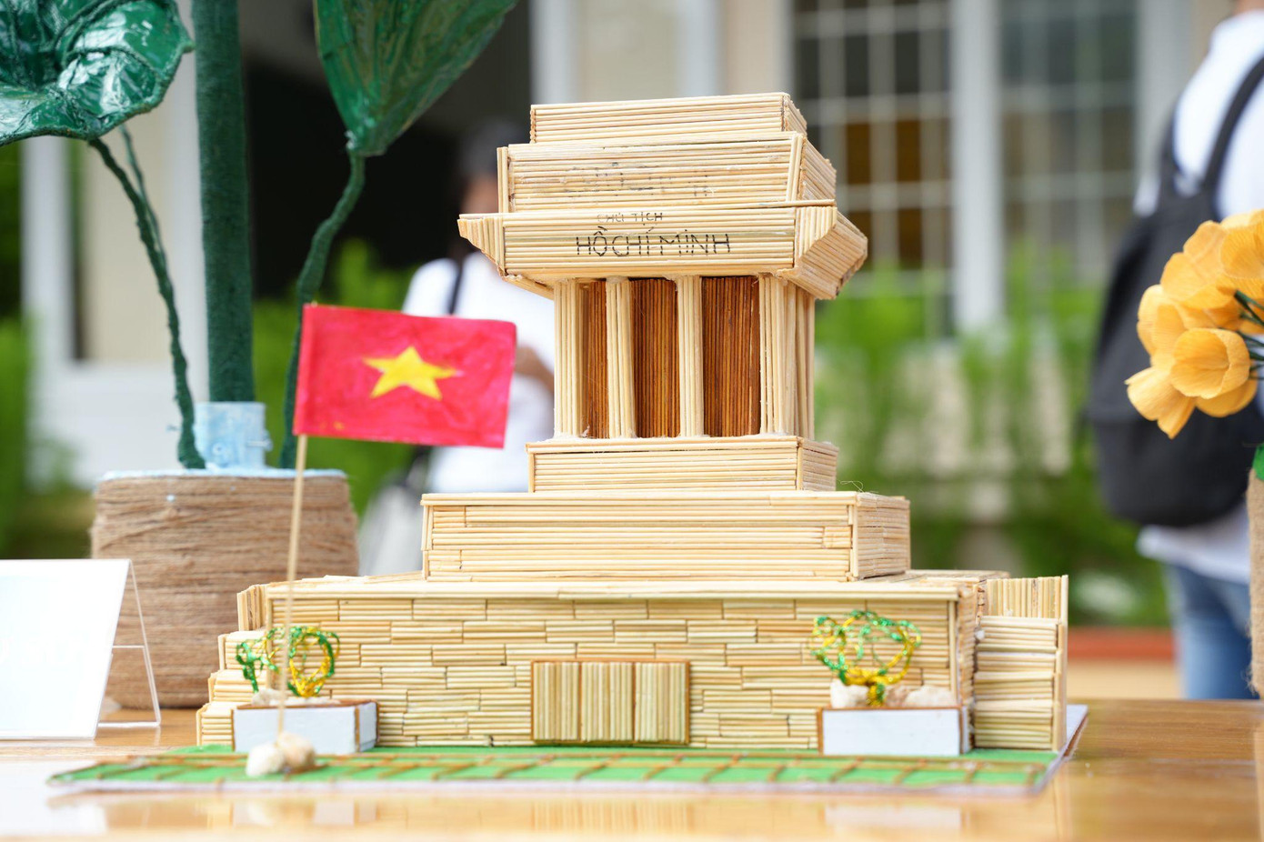 Những dự án làm từ vật liệu tái chế của các em học sinh được trưng bày trong triển lãm.