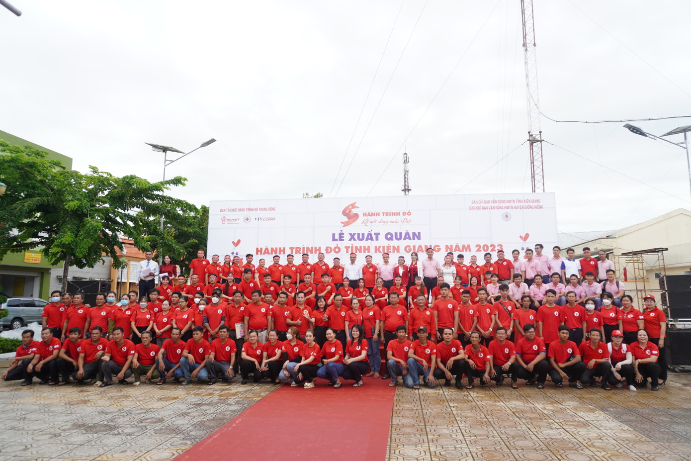 Lễ xuất quân Hành trình Đỏ Kiên Giang được tổ chức tại huyện Giồng Riềng thu hút hàng trăm người tham gia. Lễ xuất quân Hành trình Đỏ Kiên Giang được tổ chức tại huyện Giồng Riềng thu hút hàng trăm người tham gia.