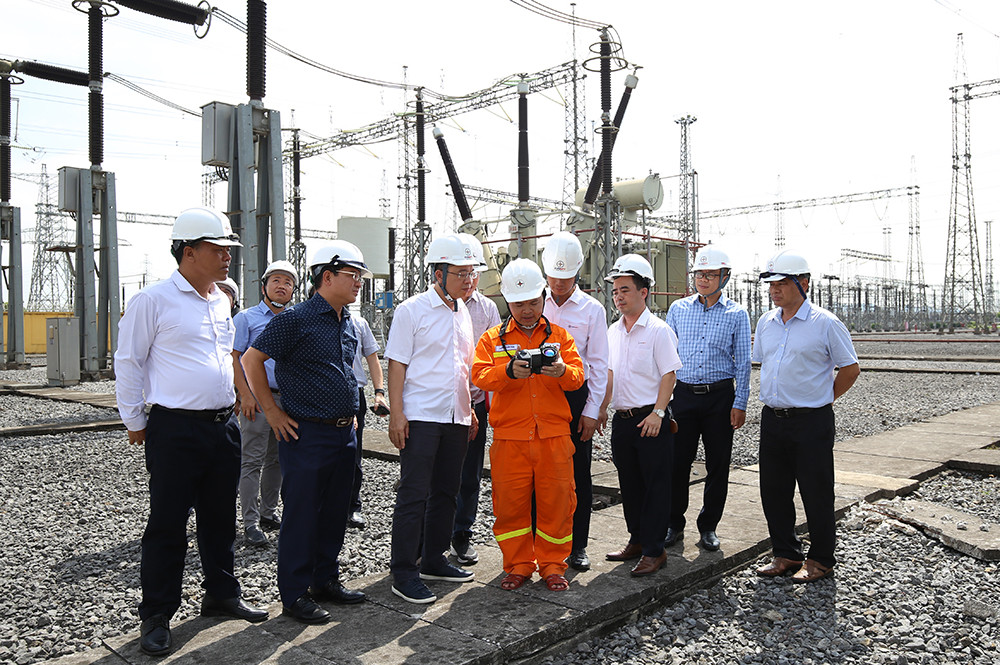Đoàn công tác cùng theo dõi kiểm tra soi phát nhiệt buổi trưa ngày 3/6 tại TBA 500kV Nho Quan
