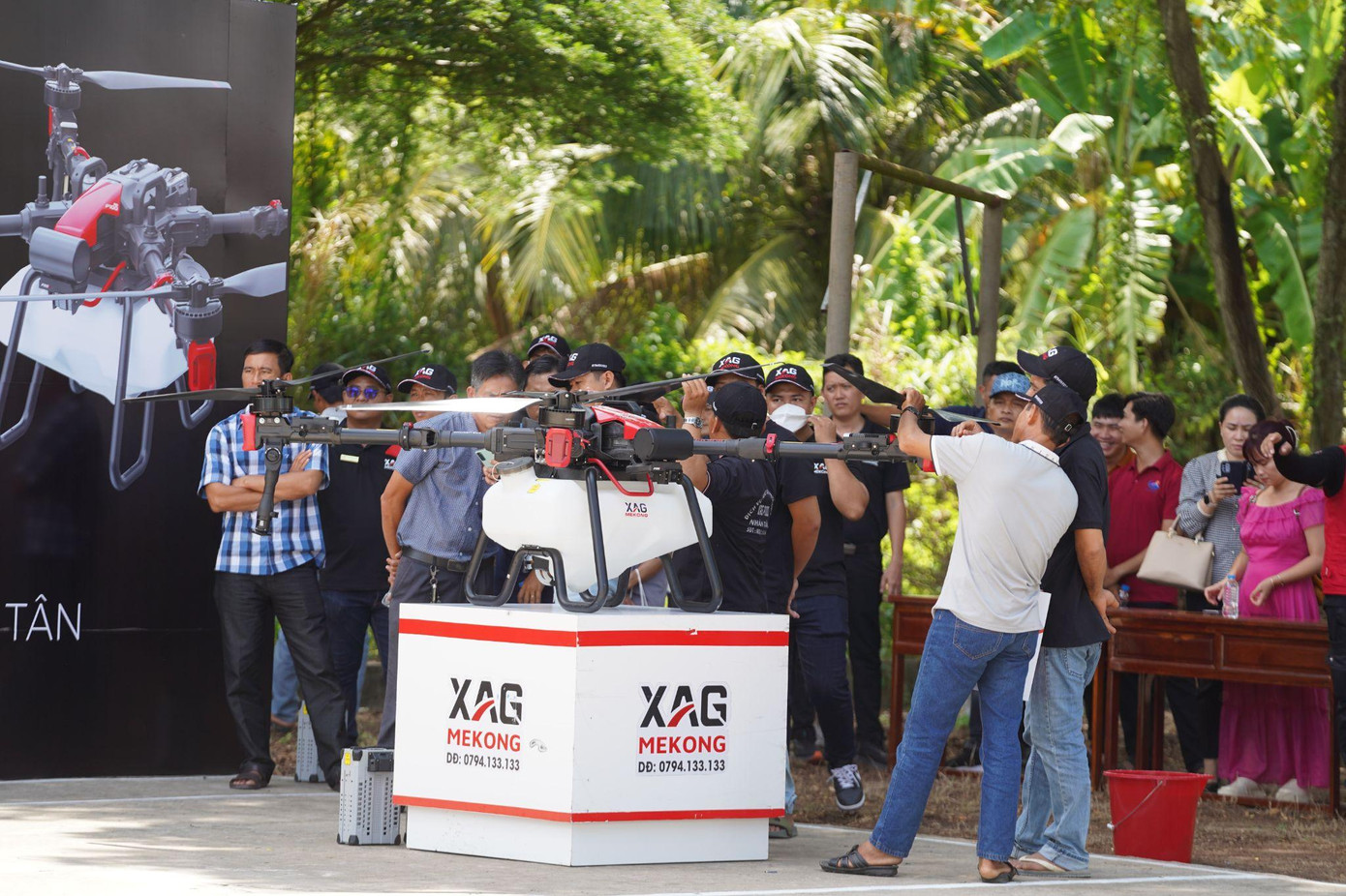 Nông dân được trực tiếp chiêm ngưỡng và trải nghiệm máy bay nông nghiệp XAG P100 Pro Nông dân được trực tiếp chiêm ngưỡng và trải nghiệm máy bay nông nghiệp XAG P100 Pro