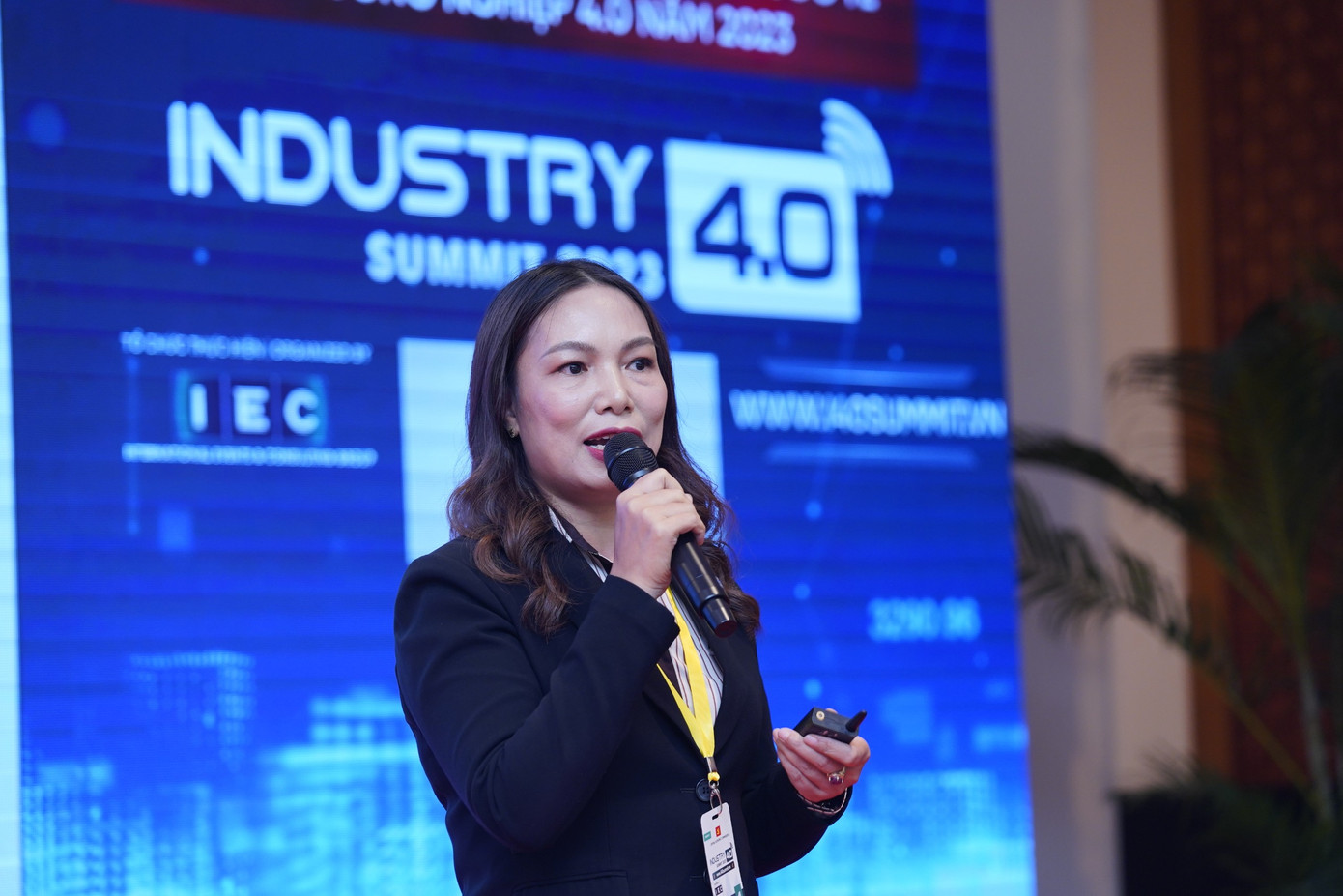 Tổng Giám đốc MISA Đinh Thị Thúy trình bày tham luận với chủ đề “Thúc đẩy phát triển ngành công nghiệp công nghệ số với giải pháp Make in Vietnam”.