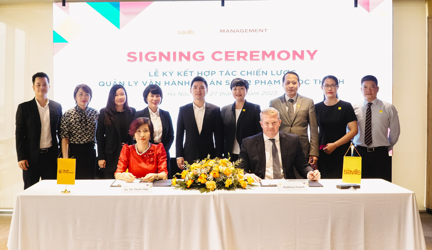 Bà Dư Thị Thanh Nga, Tổng Giám đốc T&amp;T Management và ông Matthew Powell, Giám đốc Savills Hà Nội ký kết hợp tác chiến lược với sự chứng kiến của đại diện lãnh đạo hai doanh nghiệp.