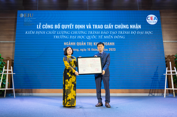 PGS.TS Lê Ngọc Quỳnh Lam - Giám đốc Trung tâm Kiểm định chất lượng giáo dục ĐHQG-HCM trao Giấy chứng nhận kiểm định chất lượng chương trình đào tạo trình độ đại học đến ngành Quản trị kinh doanh EIU
