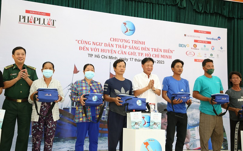 Ông Phạm Trung Kiên – Phó Trưởng Văn phòng Đại diện khu vực miền Nam (áo trắng) đại diện Agribank trao tặng các phần quà cho bà con ngư dân huyện Cần Giờ. Ông Phạm Trung Kiên – Phó Trưởng Văn phòng Đại diện khu vực miền Nam (áo trắng) đại diện Agribank trao tặng các phần quà cho bà con ngư dân huyện Cần Giờ.