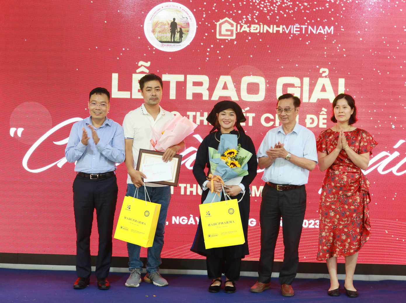 PGS. TS Phạm Bá Nhất - Chủ tịch Hội KHHGĐ Việt Nam và ông Đặng Khắc Lợi - Phó Cục trưởng Cục Báo chí (Bộ Thông tin và Truyền thông) trao giải Nhì cho các tác giả đoạt giải