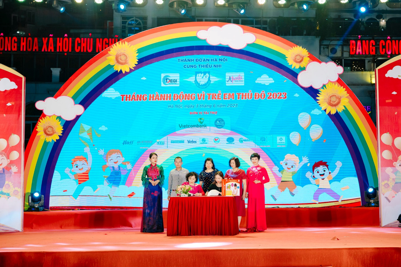 Lễ ký kết chiến lược đồng hành Vì trẻ em Hành động mang đến sân chơi văn hóa đọc và tủ sách di động cho thiếu nhi thủ đô- giữa Tân Việt Book và Hội đồng khoa học kinh tế số, Viện phát triển bền vững và kinh tế số. Lễ ký kết chiến lược đồng hành Vì trẻ em Hành động mang đến sân chơi văn hóa đọc và tủ sách di động cho thiếu nhi thủ đô- giữa Tân Việt Book và Hội đồng khoa học kinh tế số, Viện phát triển bền vững và kinh tế số.