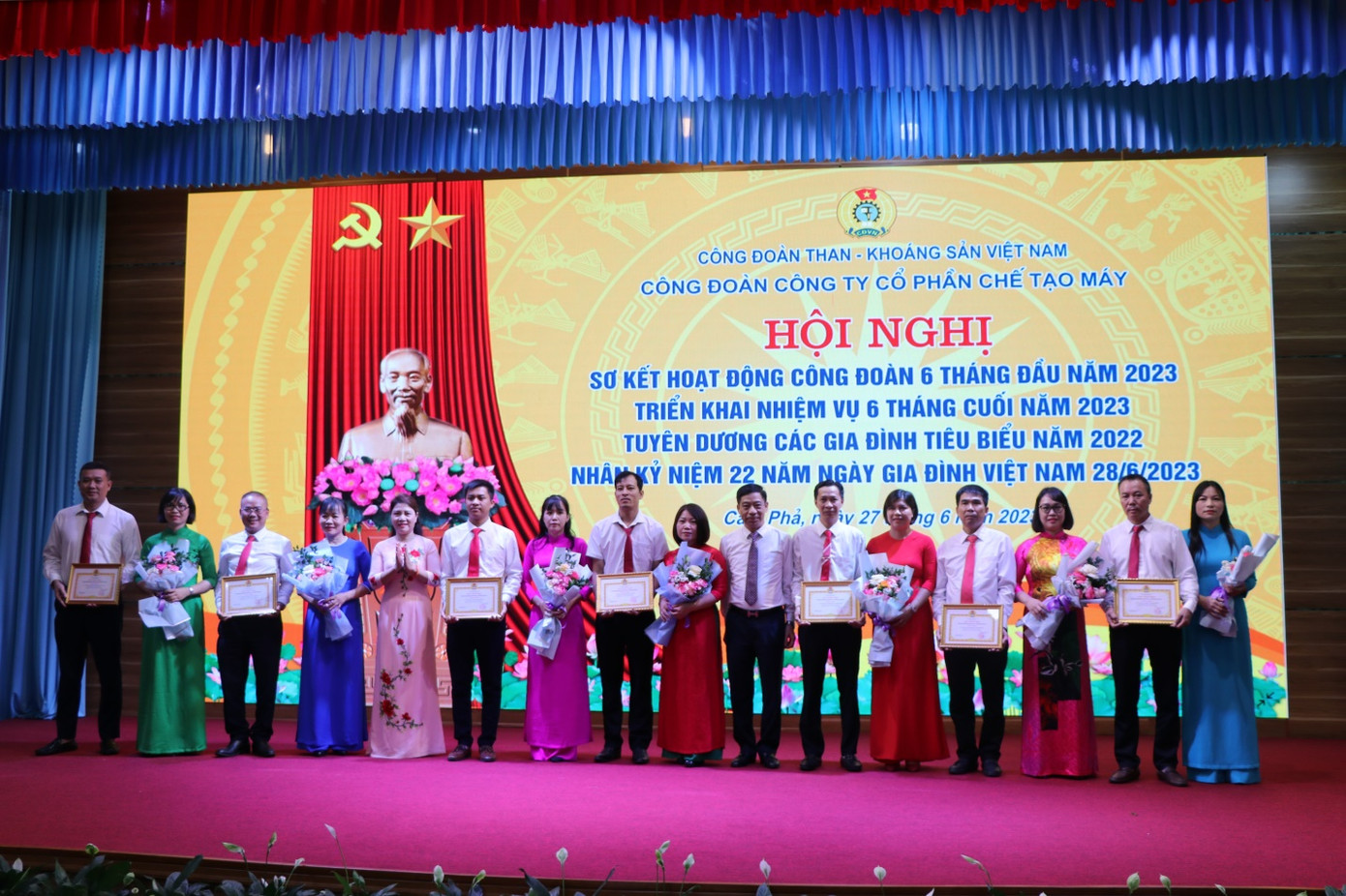 Tuyên dương, khen thưởng các gia đình CB, CN, NLĐ tiêu biểu