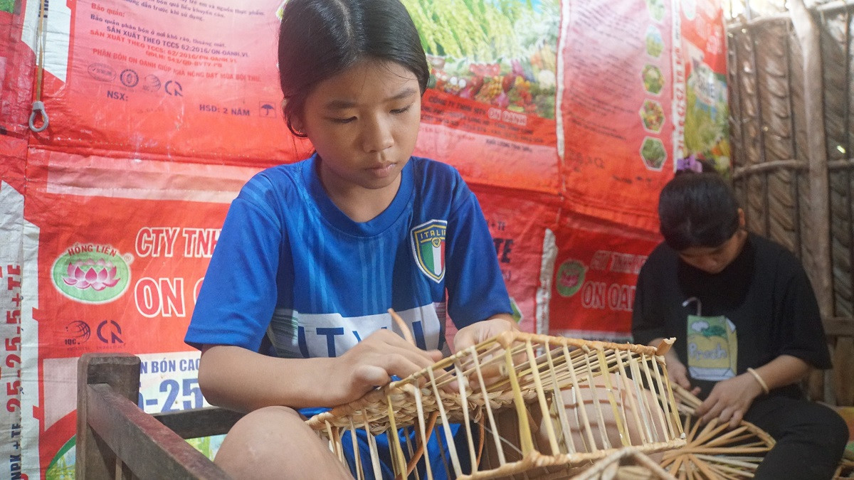 Ngoài việc đến trường, các bé còn đan lục bình kiếm thêm thu nhập cho gia đình.