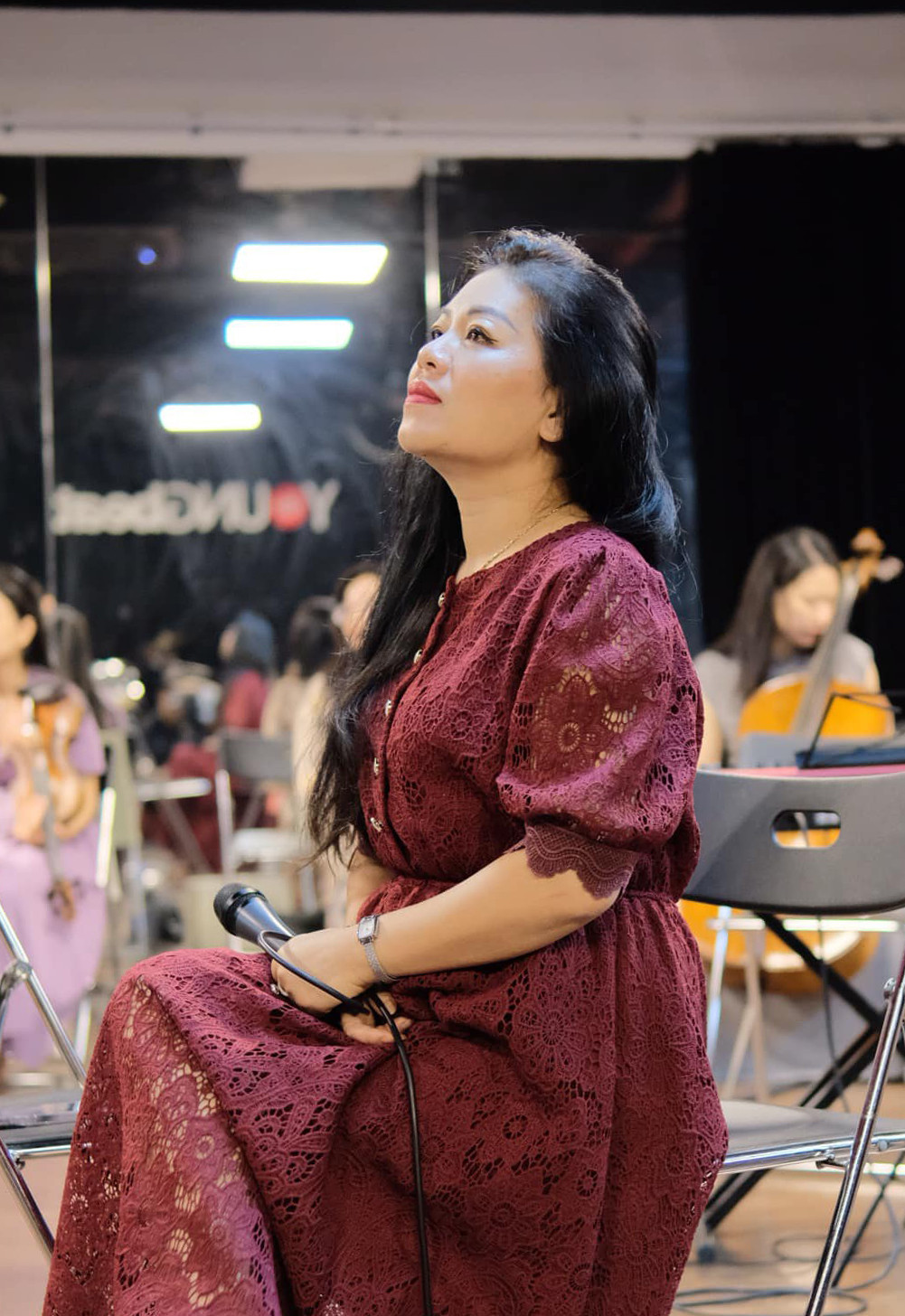 Anh Thơ trong buổi tập cho đêm nhạc 26/10 tại thành phố Thanh Hóa. Ảnh: FBNV.