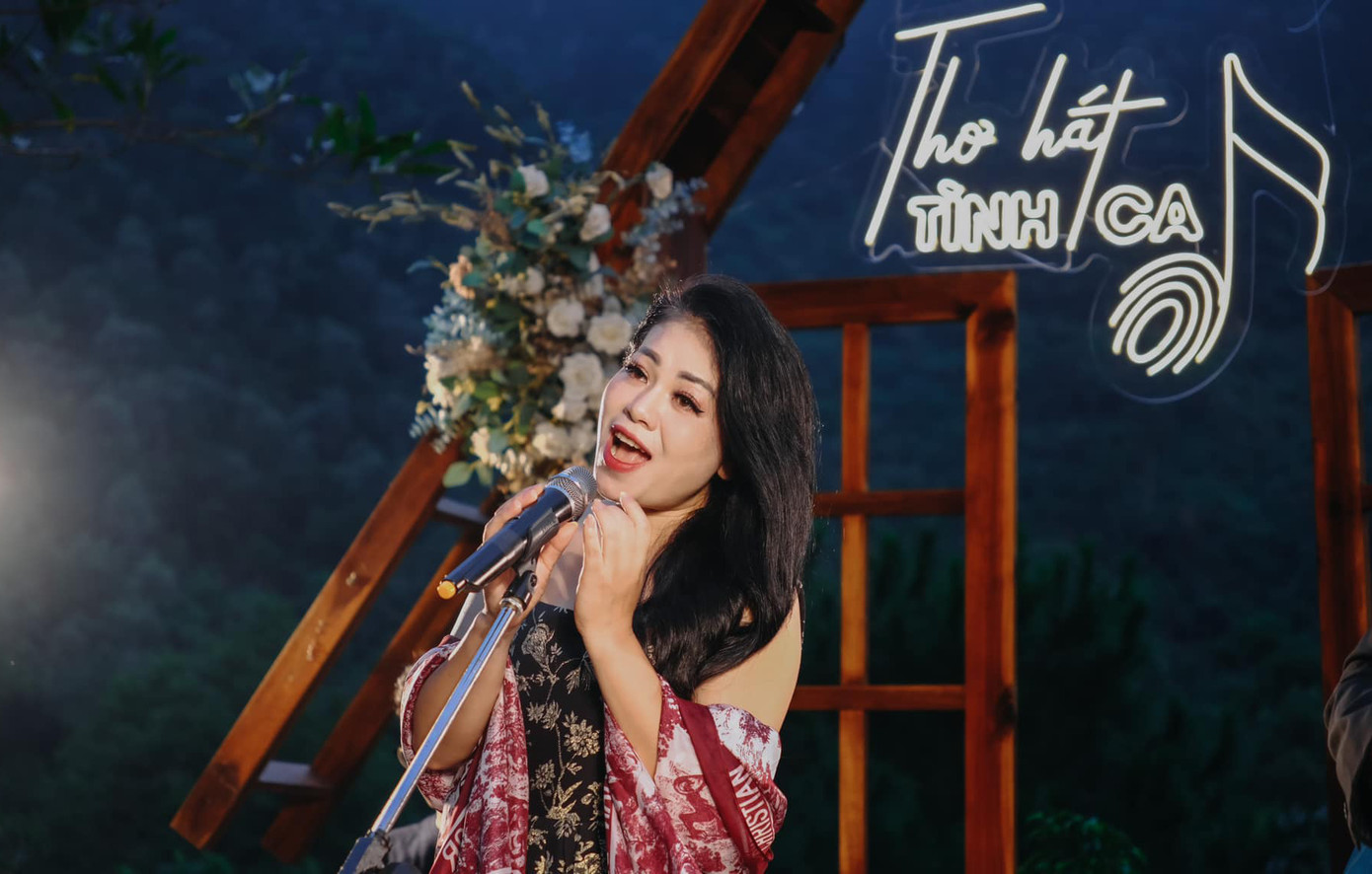 Không chỉ bó gọn trong dòng nhạc dân gian, gần đây Anh Thơ mạnh dạn hát tình ca.