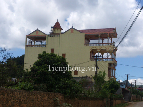 Ngoài ra, Tàng còn có một căn nhà ba tầng khang trang ở tiểu khu 70, thị trấn Nông trường Mộc Châu. Đây là nơi vợ con Tàng hay ở, tiện cho con đi học. 