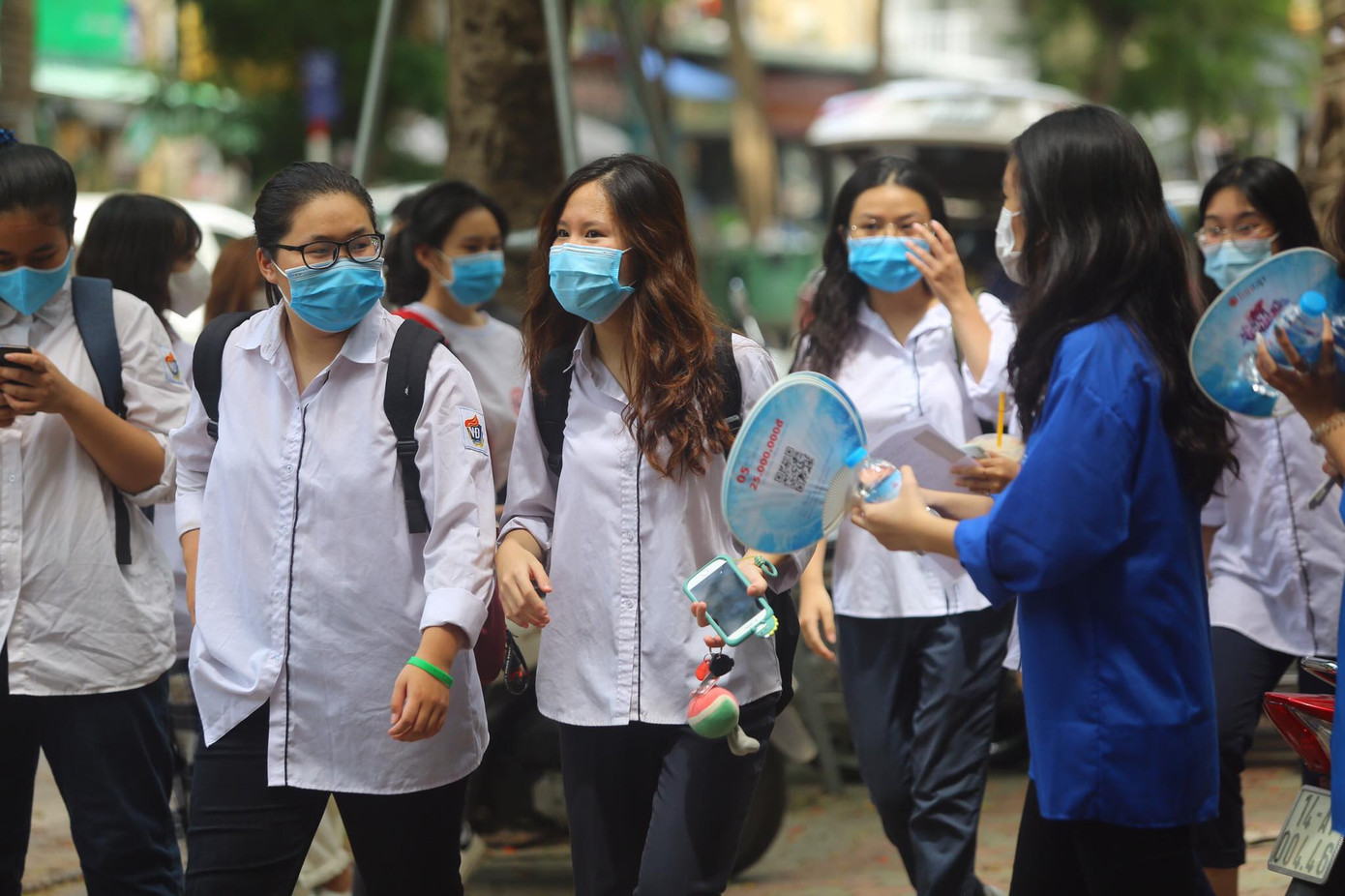 Gần 900.000 sỹ tử khẩu trang kín bưng làm thủ tục thi tốt nghiệp THPT ảnh 83