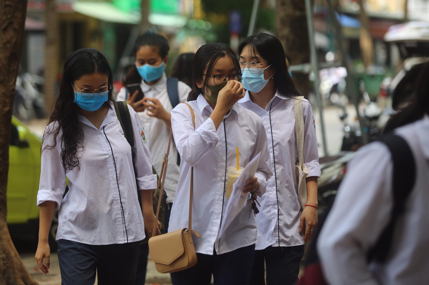 Gần 900.000 sỹ tử khẩu trang kín bưng làm thủ tục thi tốt nghiệp THPT ảnh 82