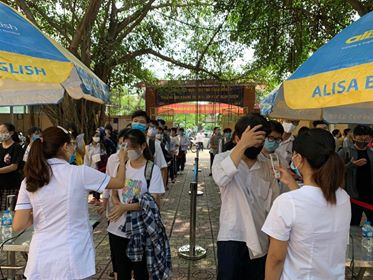 Gần 900.000 sỹ tử khẩu trang kín bưng làm thủ tục thi tốt nghiệp THPT ảnh 74